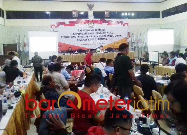 Rekapitulasi suara tingkat Surabaya. PDIP pertahankan 15 kursi. | Foto: Barometerjatim.com/natha lintang