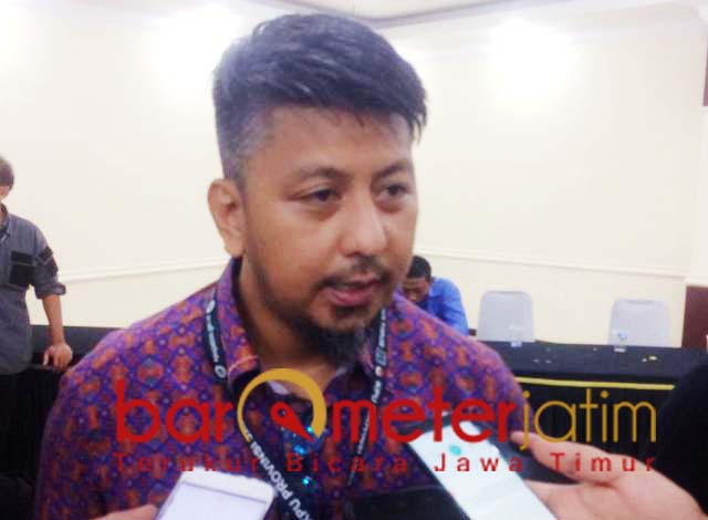 Renville Antonio, layangkan protes saat rekapitulasi tingkat KPU Jatim. | Foto: Barometerjatim.com/natha lintang