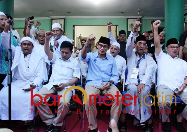 Sandiaga Uno dan tokoh pendukung Paslon 02 di halaman kantor BPP Jatim. | Foto: Barometerjatim.com/roy hs