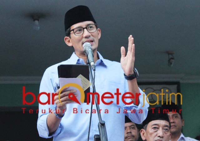 Sandiaga Uno berorasi di depan kantor BPP Jatim Surabaya. | Foto: Barometerjatim.com/roy hs