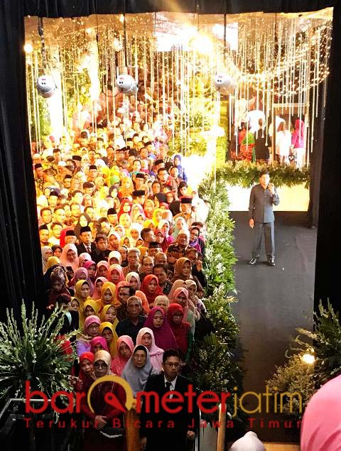 MENGULAR: Antrean panjang di resepsi pernikahan putri Gubernur Khofifah. | Foto: Barometerjatim.com/MARJAN AP