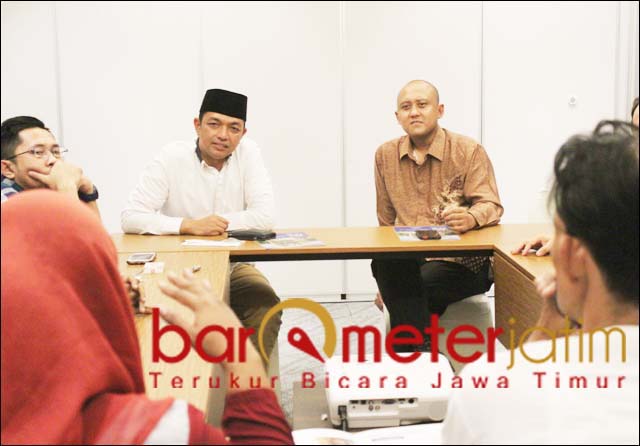DI HADAPAN PSI: Gus Hans (kiri) dan Dhimas Anugrah, saling menjajaki di hadapan PSI. | Foto: Barometerjatim.com/ROY HS