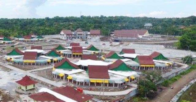 DIPOLES HABIS: Kaki Suramadu sisi Madura dipoles habis-habisan untuk mengundang wisatawan dan investor. | Foto: IST