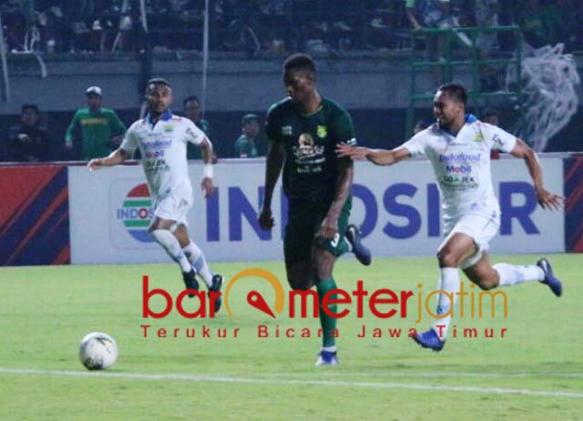 KAWAL KETAT: Amido Balde (tengah) berusaha lepas dari kawalan pemain Persib di Gelora Bung Tomo. | Foto: Barometerjatim.com/DANI IQBAAL
