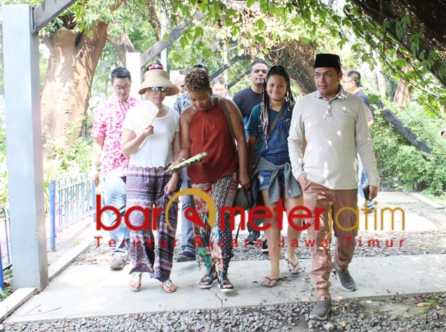 TAMAN PELANGI: Gus Hans dan para aktivisi sosial mancanegera rawat toleransi. | Foto: Barometerjatim.com/ROY HS