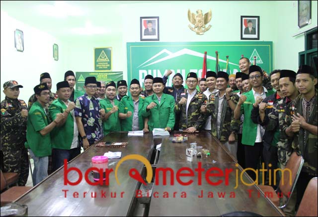 WIS WAYAHE: Gus Syafiq dan pendukungnya salam komando serta memekikkan: Wis Wayahe! | Foto: Barometerjatim.com/ROY HS