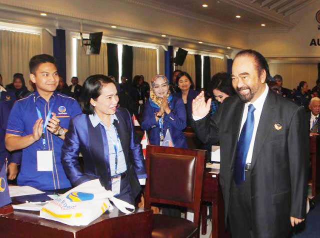 KEKITAAN: Surya Paloh, menyapa para anggota DPR terpilih DARI Nasdem di Sekolah Legislatif 2019. | Foto: IST