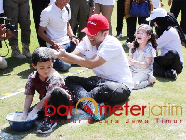 SERU ABIZ: Emil Dardak dan keluarga mengukuti lomba estafet tepung dalam family gathering Pemprov Jatim. | Foto: Barometerjatim.com/ROY HS