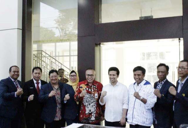 SAMBUTAN HANGAT: Akademisi Unesa menyambut kehadiran Emil Dardak untuk memberi motivasi Maba. | Foto: IST