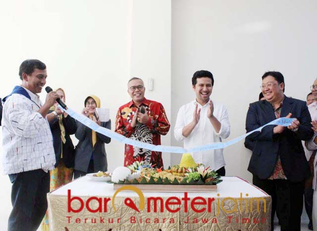 TUMPENG PERESMIAN: Prof Nurhasan (kiri), Emil Dardak, dan Dedy Rahman Prehanto. | Foto: Barometerjatim.com/ROY HS