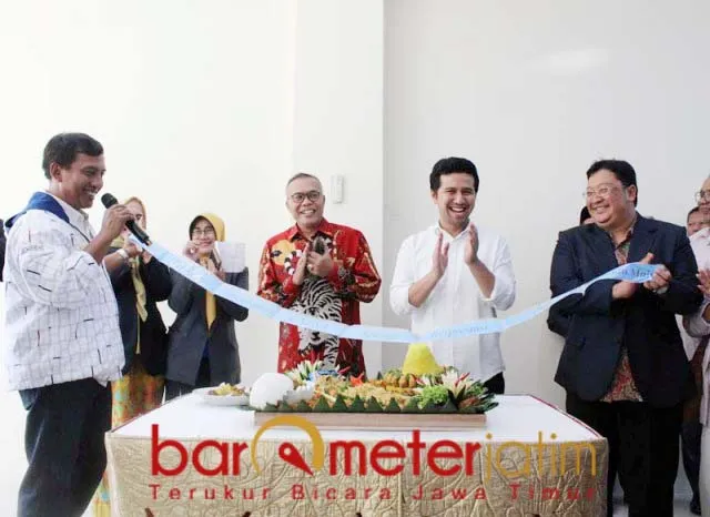 TUMPENG PERESMIAN: Prof Nurhasan (kiri), Emil Dardak, dan Dedy Rahman Prehanto. | Foto: Barometerjatim.com/ROY HS