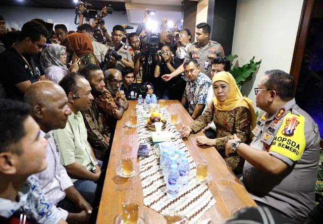 HANGAT: Khofifah dan Kapolda Jatim diskusi dengan Ikatan Keluarga Besar Papua Surabaya. | Foto: IST