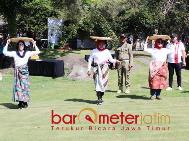 MERIAH: Khofifah dan Arumi Bachsin (kiri) adu hebat dalam lomba nyunggi tempeh. | Foto: Barometerjatim.com/ROY HS