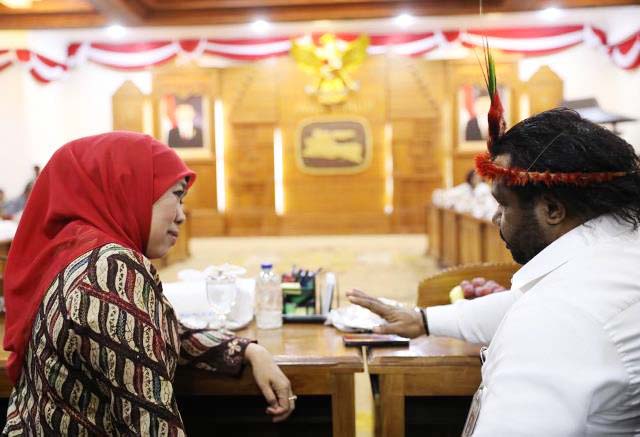 MAMA PAPUA: Lenis Kogoya sebut Khofifah sebagai Mama Papua atas kepeduliannya pada warga Papua. | Foto: IST