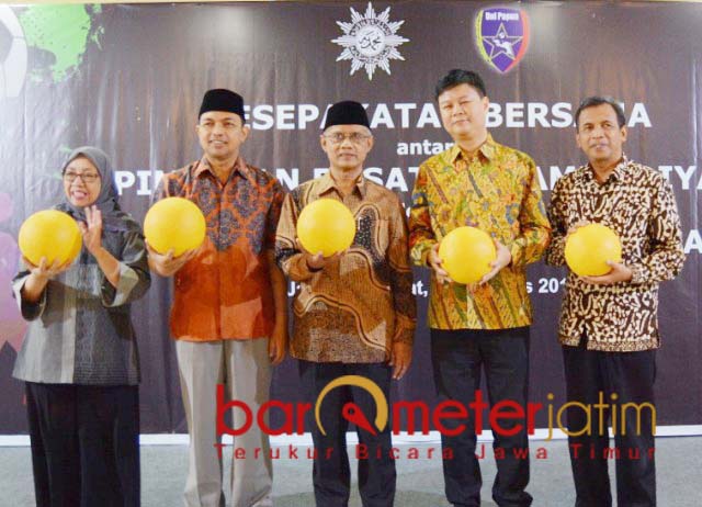 SEPAK BOLA PERDAMAIAN: Kesepakatan bersama PP Muhammadiyah dan Uni Papua FC. | Foto: Barometerjatim.com/ROY HS