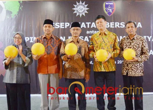 SEPAK BOLA PERDAMAIAN: Kesepakatan bersama PP Muhammadiyah dan Uni Papua FC. | Foto: Barometerjatim.com/ROY HS