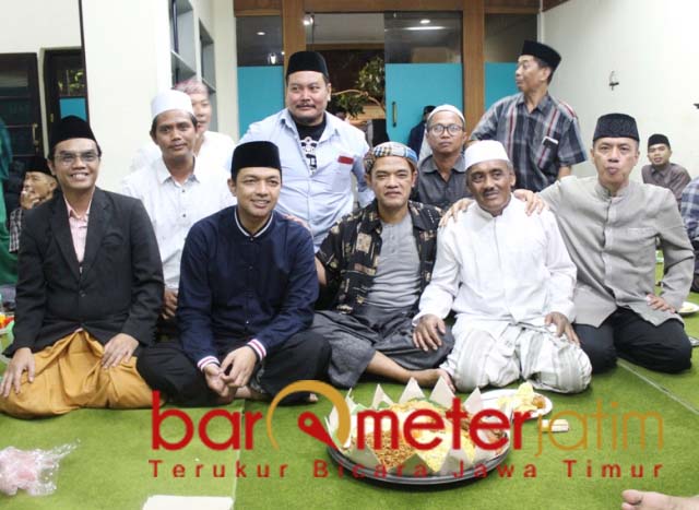DESAK MAJU PILWALI: Gus Hans bersama keluarga dan alumni Darul Ulum di Surabaya. | Foto: Barometerjatim.com/ROY HS