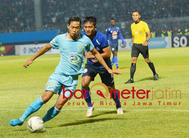 KAWAL KETAT: Pemain Persela, Birul Walidain (depan) mendapat kawalan pemain Arema FC. | Foto: Barometerjatim.com/ DANI IQBAAL