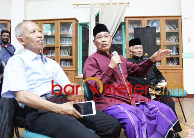 SEJARAH KELAM: Cak Anam (tengah), pemutaran film G30S untuk mengingat sejarah kelam dan bahaya PKI. | Foto: Barometerjatim.com/ROY HS