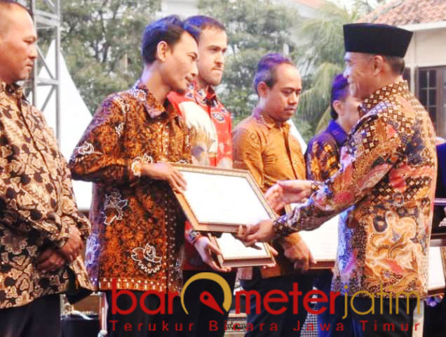 PENGHARGAAN: Supriyo, menerima penghargaan dari Mendikbud, Muhadjir Effendi. | Foto: Barometerjatim.com/HAMIM ANWAR
