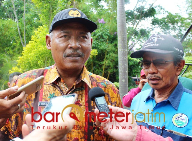 PENGELOLA: Djamaludin (kiri) dan Samsul Arifin, jaga warisan leluhur lewat pariwisata. | Foto: Barometerjatim.com/ROY HS