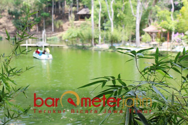 BERAGAM WAHANA: Becak air, salah satu wahana di ekowisata Boonpring Malang. | Foto: Barometerjatim.com/ROY HS