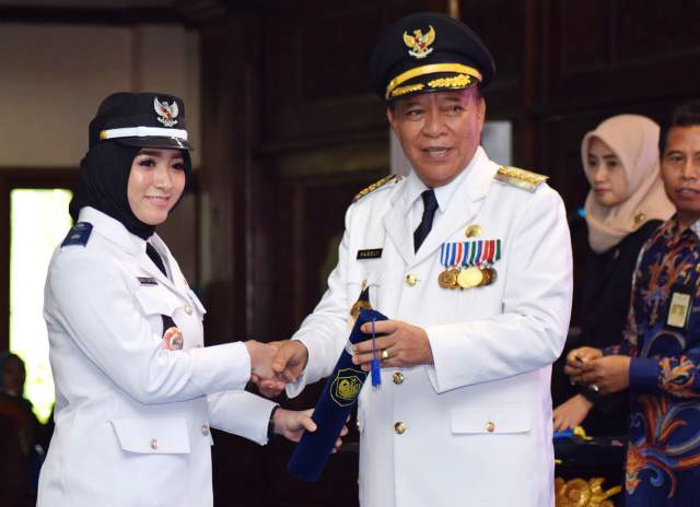 KADES PEREMPUAN: Salah seorang Kadesperempuan yang dilantik Bupati Fadeli. | Foto: Humas Pemkab Lamongan