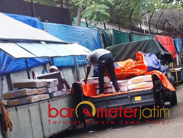 ILEGAL?: Daging kerbau impor asal India di salah satu pasar di Surabaya. | Foto: Barometerjatim.com/ABDILLAH HR