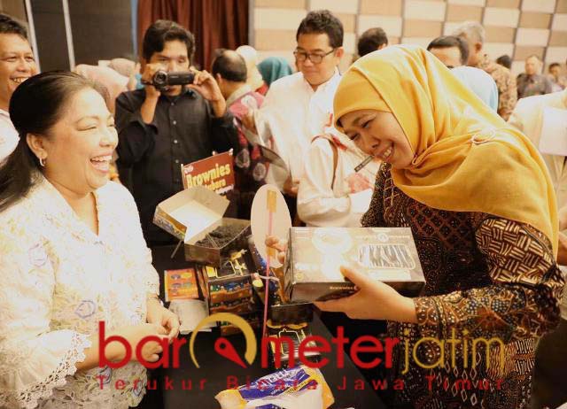 TINJAU STAN: Khofifah melihat stan pameran saat misi dagang Jatim di Kaltim. | Foto: Barometerjatim.com/ROY HS