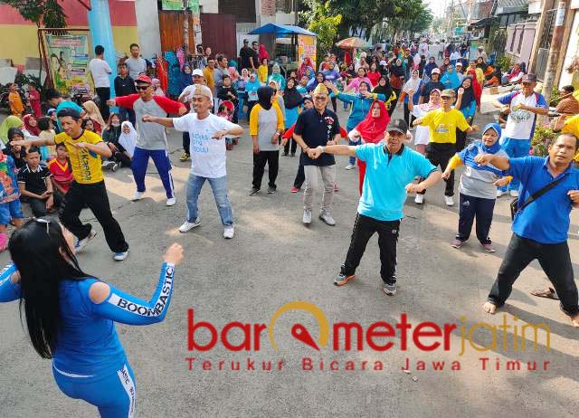 DEKAT DENGAN WARGA: Ahmad Nawardi penuh semangat senam pagi bareng warga. | Foto: Barometerjatim.com/ROY HS