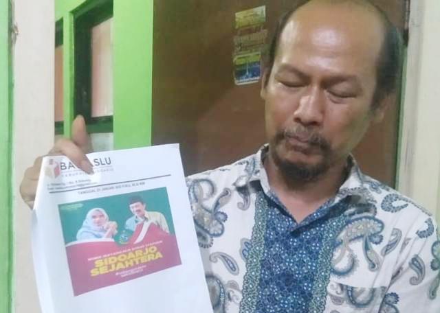 SIAPA YANG BIKIN?: Agung Nugraha, menunjukkan meme liar bergambar Cak Nur dan Mimik Idayana. | Foto: IST