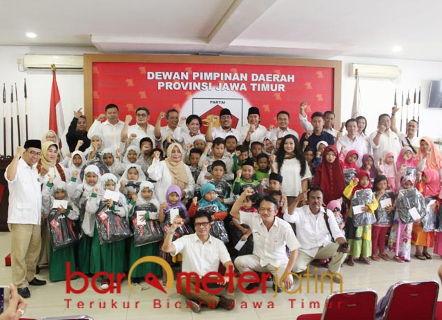 BERSAMA ANAK YATIM: Pengurus Gerindra Jatim bersama Anak Yatim. | Foto: Barometerjatim.com/ROY HS