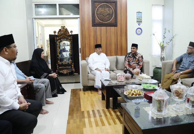 SILATURAHIM: Ahmad Muzani (dua dari kanan) diterima keluarga Tebuireng di ndalem kasepuhan. | Foto: Barometerjatim.com/IST