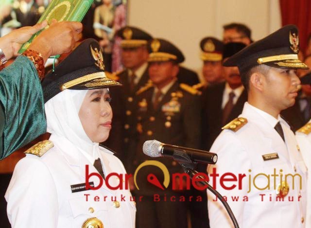 SETAHUN PIMPIN JATIM: Khofifah-Emil saat dilantik 13 Februari 2029. | Foto: Barometerjatim.com/DOK