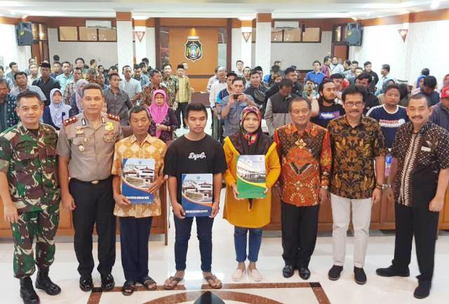 KEPEDULIAN: Bentuk kepedulian dan komitmen Khofifah dalam membantu warga terdampak bentrok suporter. | Foto: IST