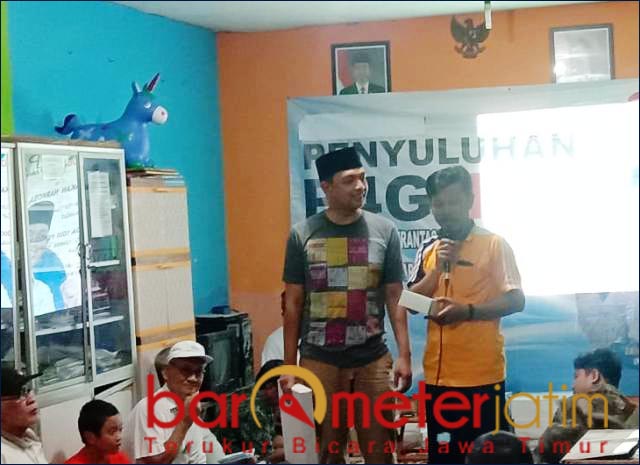 SAMBUTAN HANGAT: Warga Kelurahan Perak Barat, Surabaya antusias sambut Gus Hans. | Foto: Barometerjatim.com/COY