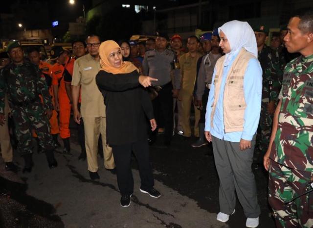 BERI ARAHAN: Khofifah memberi arahan kepada Bupati Faida dan pihak terkait lainnya. | Foto: IST