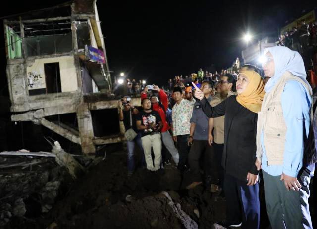 PENANGANAN: Khofifah ditemani Bupati Faida berupaya percepat penanganan longsor di Kali Jompo. | Foto: IST