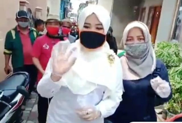 TERJUN KE MASYARAKAT: Lia Istifhama (kiri), turun bersama relawan lakukan penyemprotan disinfekatan. | Foto: IST