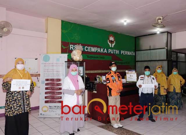 BAGIKAN APD: PKS Jatim membagikan APD dari virus Corona RS Cempak Putih Permata. | Foto: Barometerjatim.com/ROY HS