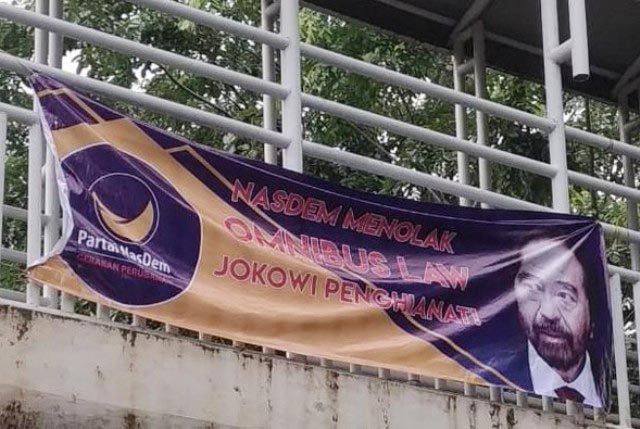 PROVOKATIF: Spanduk bergambar Surya Paloh dengan tulisan menyerang Jokowi. | Foto: Barometerjatim.com/IST