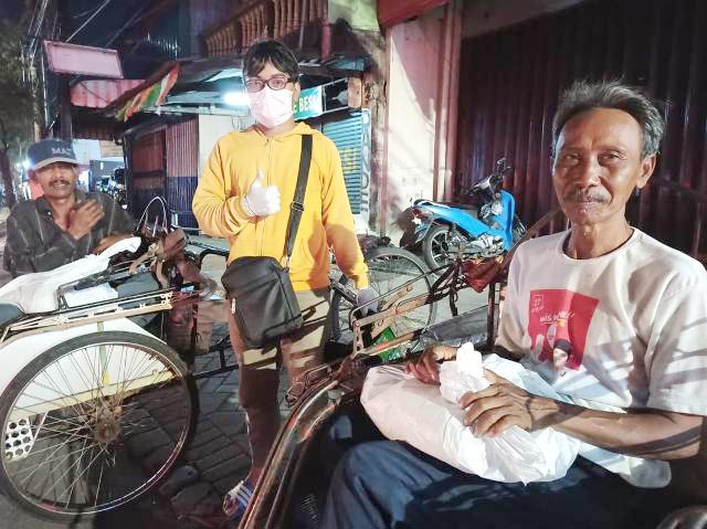 SEDIKIT RINGANKAN BEBAN: Warga terdampak sosial ekonomi akibat wabah Corona di Surabaya butuh bantuan cepat dan nyata. | Foto: IST