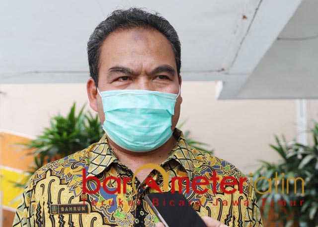 UNTUK JATIM: Bahrun, SMKN 6 Surabaya partisipasi produksi baju APD dan masker. | Foto: Barometerjatim.com/ROY HS