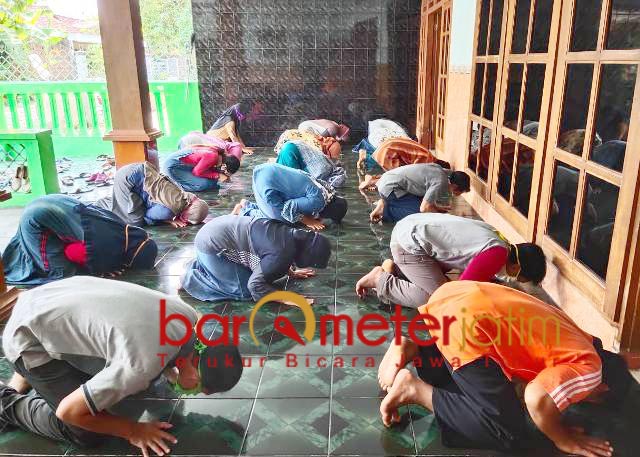 TANDA SYUKUR: Tenaga honorer Pemkab Nganjuk sujud syukur. | Foto: Barometerjatim.com/ABDILLAH HR