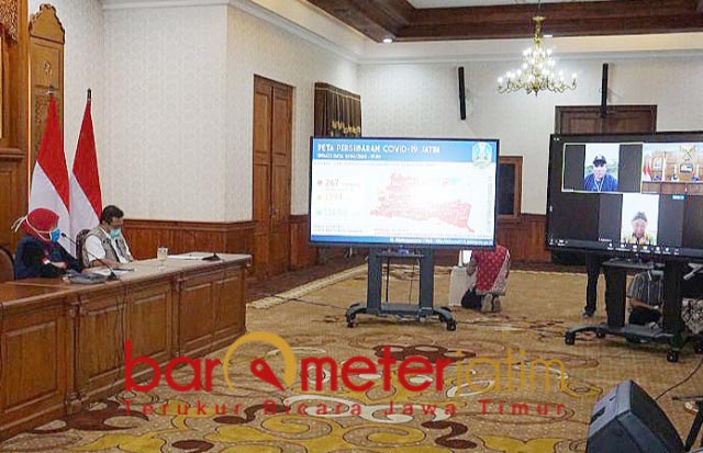 RESEP ZONA HIJAU: Khofifah saat video conference dengan bupati Sampang dan Sumenep. | Foto: Barometerjatim.com/ROY HS