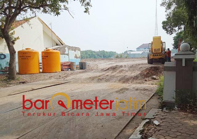 PENGURUKAN: Proses pembangunan RS Covid-19 di Kelurahan Tumenggungan Baru, Lamongan. | Foto: Barometerjatim.com/HAMIM ANWAR