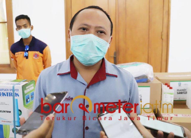 BANTUAN APD MEDIS: Agus Rohmatulloh, Yayasan Stapa Center berkontribusi lawan Corona. | Foto: Barometerjatim.com/ROY HS