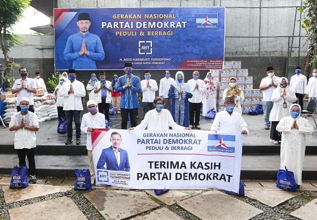 DEMOKRAT PEDULI: AHY bantu masyarakat di tengah pandemi Corona lewat bantuan paket sembako. | Foto: Barometerjatim.com/IST