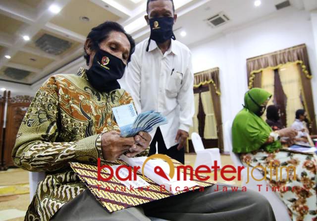 TERDAMPAK CORONA: Pencairan BLT untuk warga terdampak virus Corona. | Foto: Barometerjatim.com/ROY HS