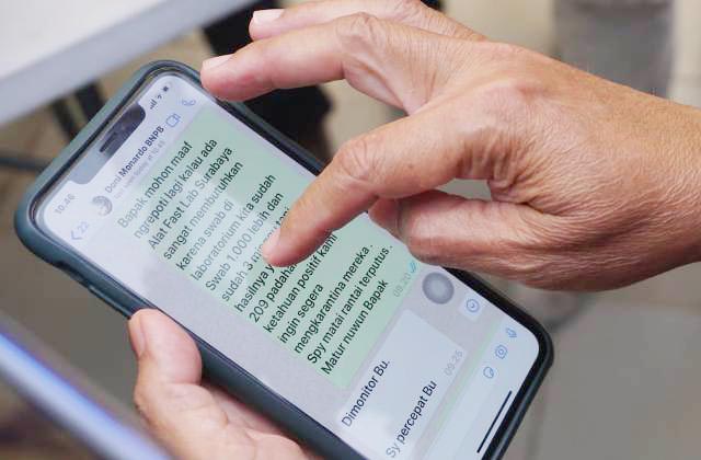 KOMUNIKASI WA: Risma tunjukkan hasil chatting WA dengan Kepala BNPB, Doni Monardo. | Foto: IST